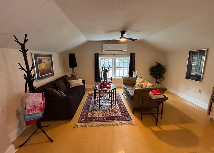 Old Town Garden Loft Apartment *